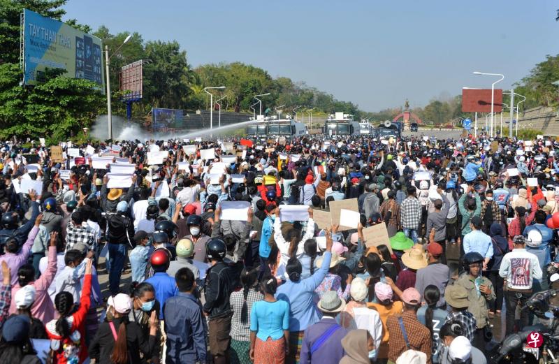 2月9日上午,在缅甸首都内比都,警方用水炮驱赶示威者。(法新社) 2月9日上午,在缅甸首都内比都,警方用水炮驱赶示威者。(法新社)