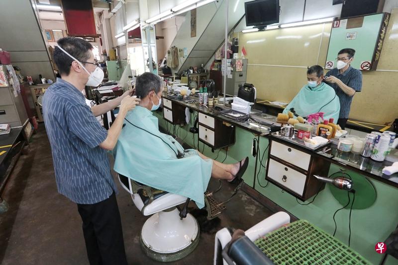 刘俊华为顾客理发。(徐颖荃摄) 刘俊华为顾客理发。(徐颖荃摄)