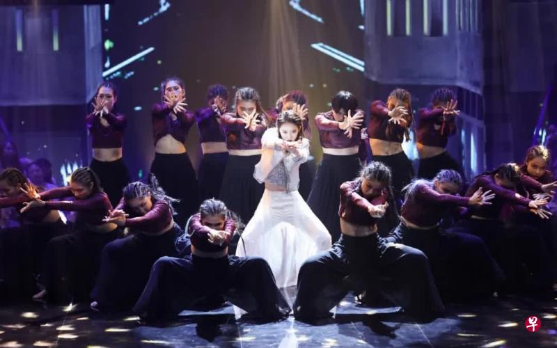 孟美岐(白衣者)在《蒙面舞王》中的群舞动作整齐有气势。( 互联网) 孟美岐(白衣者)在《蒙面舞王》中的群舞动作整齐有气势。( 互联网)