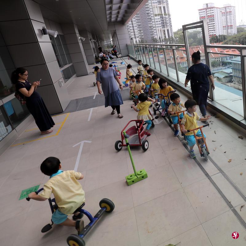 就读职总优儿学府幼乐园或小小学庭的低收入家庭孩童与家人将获得辅助,孩童的“儿童培育户头”将有一笔一次性的400元填补。图为欧南园的小小学庭,照片摄于冠病疫情之前。(档案照片) 就读职总优儿学府幼乐园或小小学庭的低收入家庭孩童与家人将获得辅助,孩童的“儿童培育户头”将有一笔一次性的400元填补。图为欧南园的小小学庭,照片摄于冠病疫情之前。(档案照片)