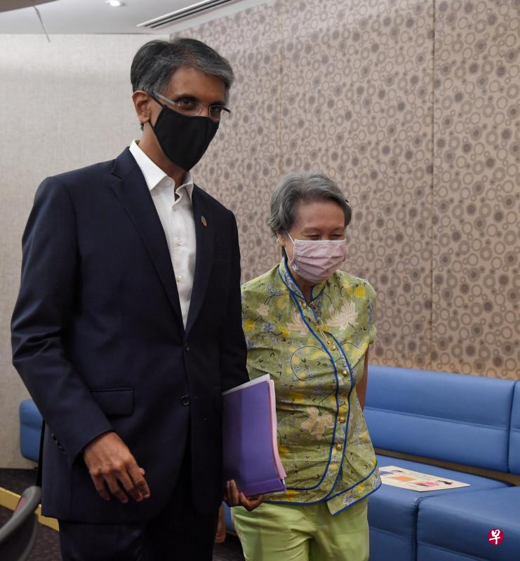 淡马锡控股首席执行长何晶(右)把领导棒子交给淡马锡国际首席执行长狄澜,是经过长期的规划和部署。(海峡时报) 淡马锡控股首席执行长何晶(右)把领导棒子交给淡马锡国际首席执行长狄澜,是经过长期的规划和部署。(海峡时报)