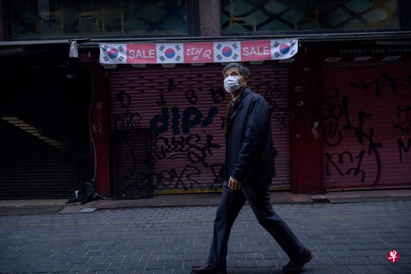 韩国统计厅分析,去年12月8日加强保持社交距离防疫措施后,住宿和餐饮业、批发零售业就业人口降幅增大。(法新社) 韩国统计厅分析,去年12月8日加强保持社交距离防疫措施后,住宿和餐饮业、批发零售业就业人口降幅增大。(法新社)