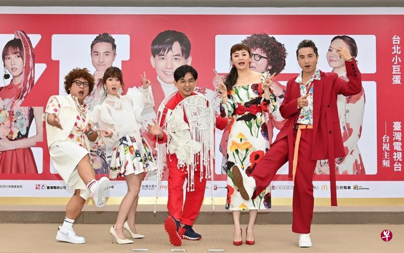 黄子佼(中)为了疫情今年不办婚礼,但是主持除夕特备节目《2021超级巨星红白艺能大赏》他怎么可以缺席?(星和娱乐提供) 黄子佼(中)为了疫情今年不办婚礼,但是主持除夕特备节目《2021超级巨星红白艺能大赏》他怎么可以缺席?(星和娱乐提供)