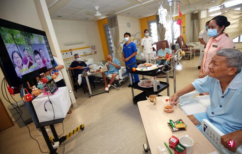 83岁的吴乾顺(右一)一边观赏学生们的新年歌曲表演,一边吃鱼生。(萧紫薇摄) 83岁的吴乾顺(右一)一边观赏学生们的新年歌曲表演,一边吃鱼生。(萧紫薇摄)