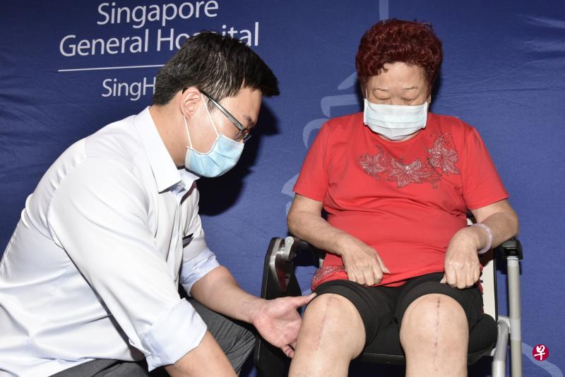 郑美昌(右)去年在新加坡中央医院接受加速康复外科(ERAS)的膝关节置换手术,两次都在手术后的同一天回家休养。左为中央医院矫形骨科顾问医生陈永强。(特约伍书永摄 ) 郑美昌(右)去年在新加坡中央医院接受加速康复外科(ERAS)的膝关节置换手术,两次都在手术后的同一天回家休养。左为中央医院矫形骨科顾问医生陈永强。(特约伍书永摄 )