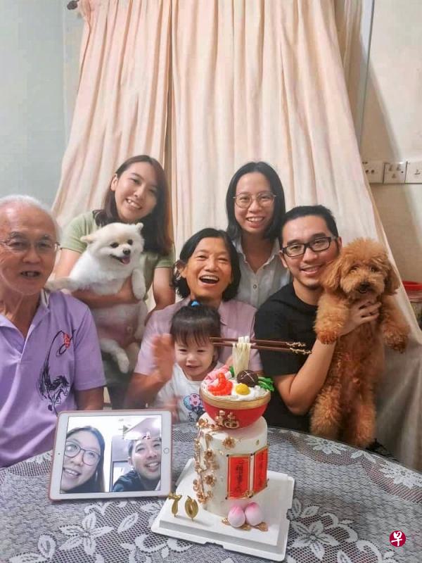 刘元芬(屏幕中左一)在马来西亚的家人通过购买造型“浮夸”又应景的蛋糕,加重今年“云团聚”的仪式感。(受访者提供) 刘元芬(屏幕中左一)在马来西亚的家人通过购买造型“浮夸”又应景的蛋糕,加重今年“云团聚”的仪式感。(受访者提供)