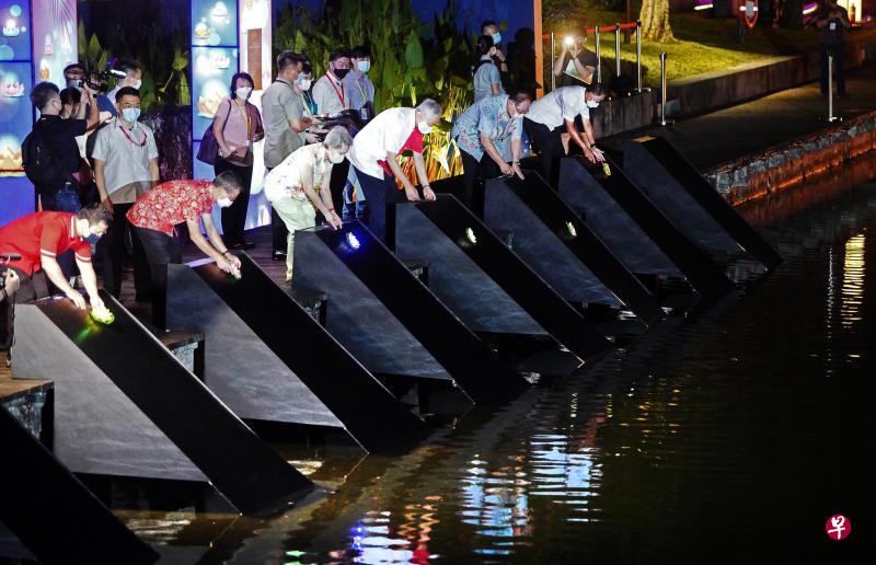 在李显龙总理(前排右三)的带领下,国家发展部长李智陞(左起)、文化、社区及青年部长兼律政部第二部长唐振辉、李总理夫人何晶、春到河畔2021工委会主席陈奕福和滨海湾花园主席严昌明一同在灯展现场的蜻蜓湖释放LED花灯。(谢智扬摄) 在李显龙总理(前排右三)的带领下,国家发展部长李智陞(左起)、文化、社区及青年部长兼律政部第二部长唐振辉、李总理夫人何晶、春到河畔2021工委会主席陈奕福和滨海湾花园主席严昌明一同在灯展现场的蜻蜓湖释放LED花灯。(谢智扬摄)