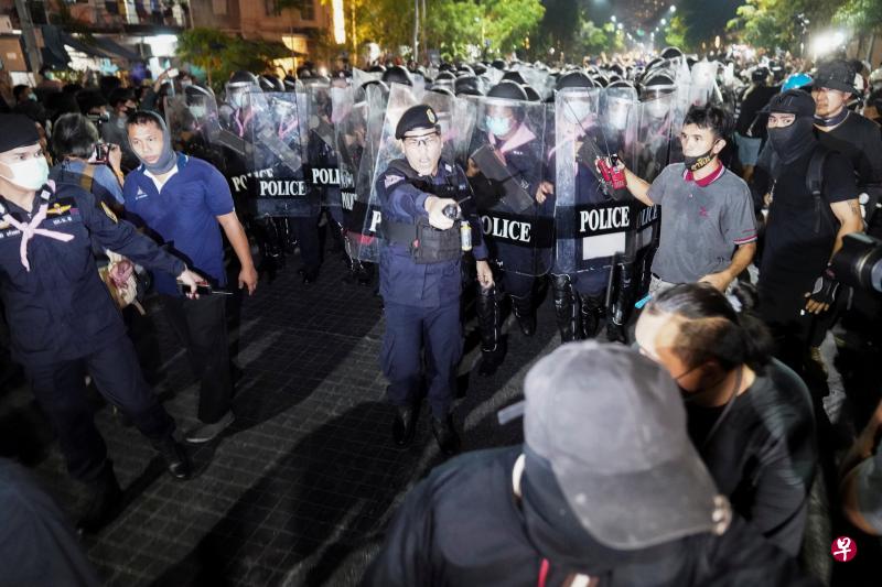 泰国的亲民主示威者昨晚再次走上曼谷街头,要求废除冒犯君主罪,并且抗议四名反政府示威领袖被令还押待审不得保释。示威者一度与防暴警察起冲突,警方发射催泪弹驱赶群众,并且逮捕10人。(路透社) 泰国的亲民主示威者昨晚再次走上曼谷街头,要求废除冒犯君主罪,并且抗议四名反政府示威领袖被令还押待审不得保释。示威者一度与防暴警察起冲突,警方发射催泪弹驱赶群众,并且逮捕10人。(路透社)