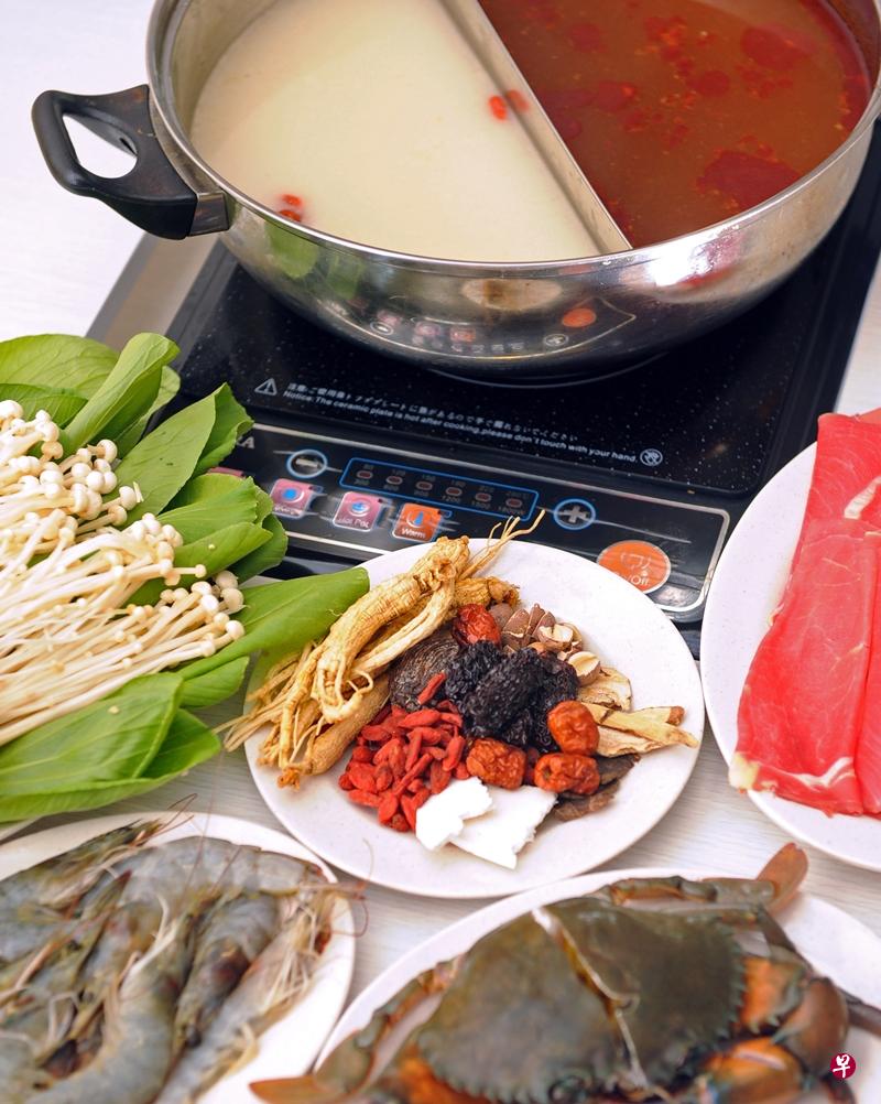 湿热体质的人宜在火锅汤 底里加入赤小豆等祛湿药材。(档案照) 湿热体质的人宜在火锅汤 底里加入赤小豆等祛湿药材。(档案照)