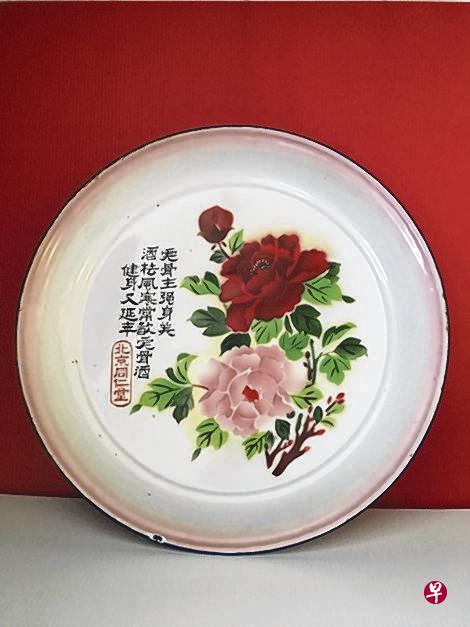 搪瓷盘上的虎骨酒广告。 搪瓷盘上的虎骨酒广告。
