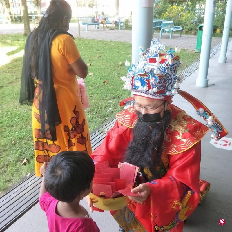 疫情笼罩,财神爷也得戴好口罩。(读者提供) 疫情笼罩,财神爷也得戴好口罩。(读者提供)