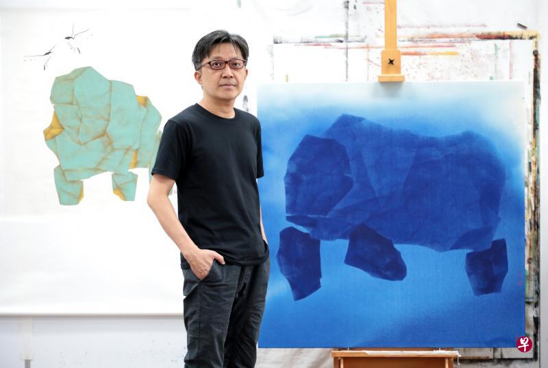 画家郑木彰与蓝牛画《紫气东来》(右)和青铜绿牛画《笨鸟先飞》合影。 画家郑木彰与蓝牛画《紫气东来》(右)和青铜绿牛画《笨鸟先飞》合影。
