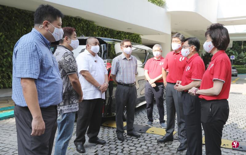 副总理兼经济政策统筹部长及财政部长王瑞杰(右二)昨天在全国职工总会秘书长黄志明(右三)、职总会长雷家英(右一)与全国德士师傅协会和全国私人出租车司机协会顾问洪鼎基(右四)等人陪同下,走访香格里拉圣淘沙酒店,与受疫情影响的德士师傅和私召车司机见面。去年疫情暴发初期,王瑞杰一行也曾到同家酒店参访,并与同一批交通从业人员和酒店员工碰面。(通讯及新闻部提供) 副总理兼经济政策统筹部长及财政部长王瑞杰(右二)昨天在全国职工总会秘书长黄志明(右三)、职总会长雷家英(右一)与全国德士师傅协会和全国私人出租车司机协会顾问洪鼎基(右四)等人陪同下,走访香格里拉圣淘沙酒店,与受疫情影响的德士师傅和私召车司机见面。去年疫情暴发初期,王瑞杰一行也曾到同家酒店参访,并与同一批交通从业人员和酒店员工碰面。(通讯及新闻部提供)