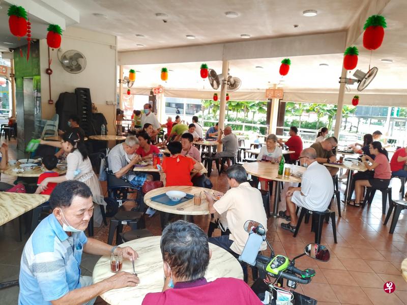 大年初一约有半数的咖啡店照常营业,其中包括宏茂桥S11咖啡店。摊主和食客受访时不约而同表示,相较于往年初一的冷清,今年由于大多数人都没有出外拜年,外籍员工也无法回国,因此咖啡店比往年热闹。(林国明摄) 大年初一约有半数的咖啡店照常营业,其中包括宏茂桥S11咖啡店。摊主和食客受访时不约而同表示,相较于往年初一的冷清,今年由于大多数人都没有出外拜年,外籍员工也无法回国,因此咖啡店比往年热闹。(林国明摄)