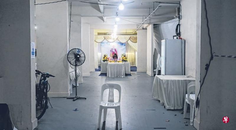 家人在组屋楼下为女死者设灵堂,灵堂上摆放佛像,播诵经文。 家人在组屋楼下为女死者设灵堂,灵堂上摆放佛像,播诵经文。