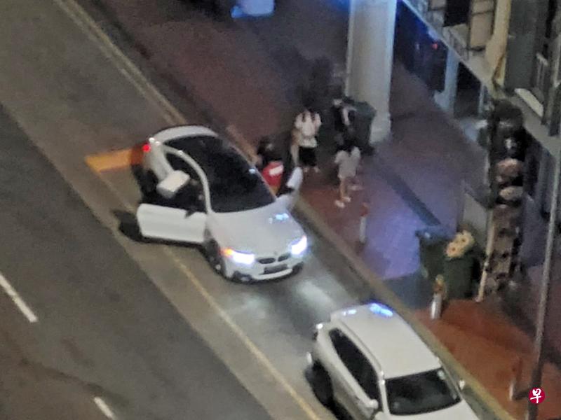 宝马轿车出事前的画面曝光,当时还有另一辆白色轿车也在现场。(受访者提供) 宝马轿车出事前的画面曝光,当时还有另一辆白色轿车也在现场。(受访者提供)