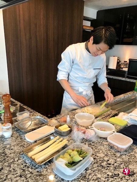 当了上门厨师后,河村神赐通常得提早一小时到客人家熟悉厨房和了解餐具摆放位置(左图),也有机会走入各式各样的家庭(右图),与客人近距离接触。(受访者提供) 当了上门厨师后,河村神赐通常得提早一小时到客人家熟悉厨房和了解餐具摆放位置(左图),也有机会走入各式各样的家庭(右图),与客人近距离接触。(受访者提供)