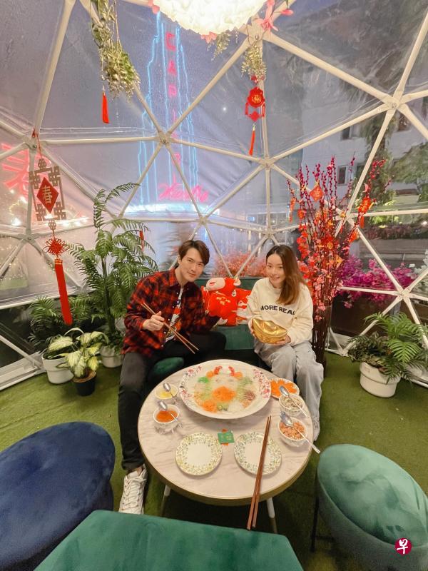 李腾和太太Gina今年留在本地过年,以视讯方式向台湾的家人拜年。(受访者提供) 李腾和太太Gina今年留在本地过年,以视讯方式向台湾的家人拜年。(受访者提供)