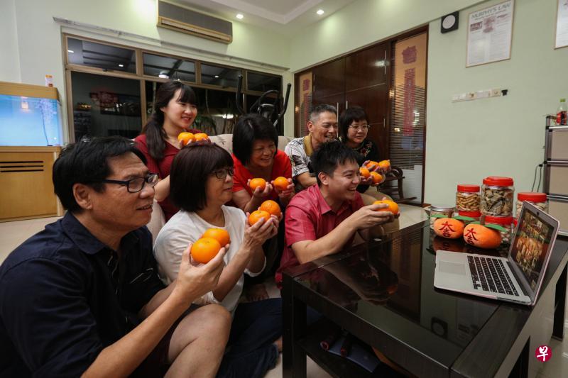 孙明达(第一排右起)和岳母陈海音、岳父陈菲立、太太陈玮琪(第二排左起)、母亲陈宗华、父亲孙耀富和姐姐孙婉燕除夕夜齐聚电脑前,通过Zoom视讯平台,向百岁的阿嫲拜年。(李健玮摄) 孙明达(第一排右起)和岳母陈海音、岳父陈菲立、太太陈玮琪(第二排左起)、母亲陈宗华、父亲孙耀富和姐姐孙婉燕除夕夜齐聚电脑前,通过Zoom视讯平台,向百岁的阿嫲拜年。(李健玮摄)