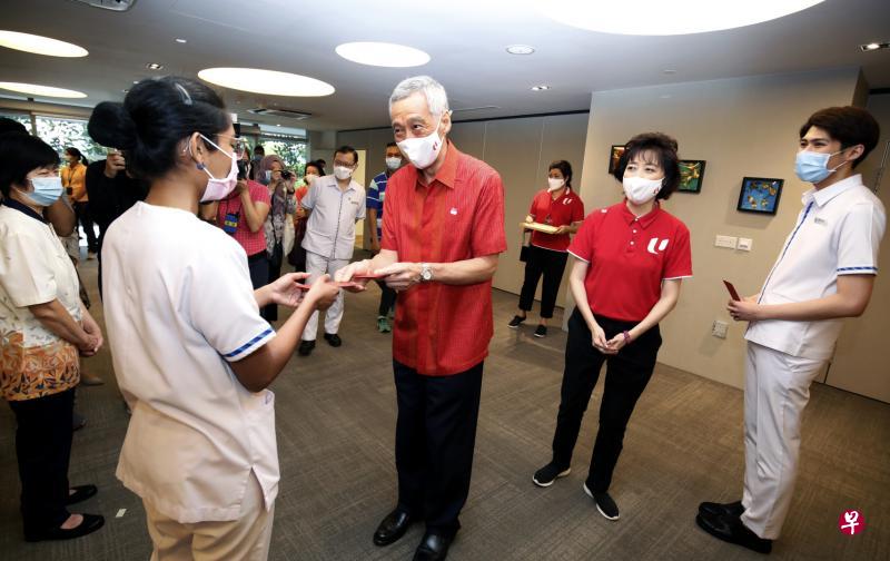 除了走访新加坡航空公司机组人员控制中心，李显龙总理（前排中）也在大年初一到樟宜综合医院，向佳节期间值班的工作人员派发红包，送上新年祝福。前排右二为全国职工总会主席雷家英。（梁麒麟摄）
