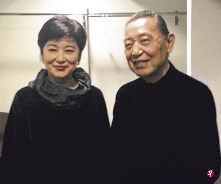 2013年11月傅聪(右)去香港演奏,与林青霞于后台合影。(作者提供) 2013年11月傅聪(右)去香港演奏,与林青霞于后台合影。(作者提供)