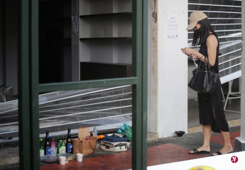 一名死者的女家属昨早只身出现在事发地点献花,悼念在事故中过世的家人。(海峡时报) 一名死者的女家属昨早只身出现在事发地点献花,悼念在事故中过世的家人。(海峡时报)