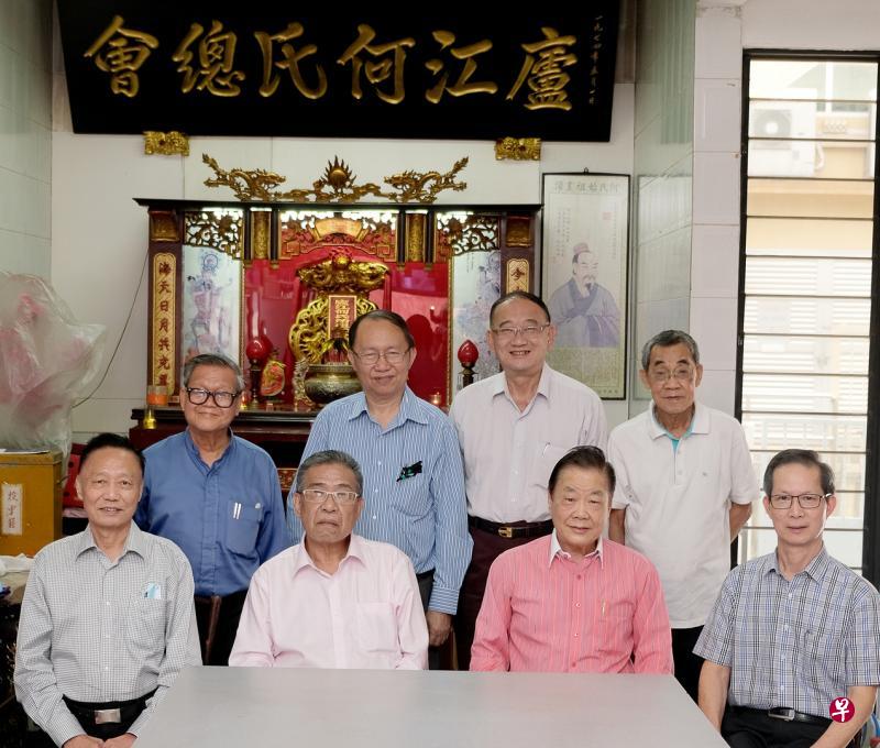 新加坡庐江何氏总会会长何来记(前排左二)希望与另四家兄弟会馆成立联谊会,促进本地同宗的团结与发展。前排左起为庐江何氏总会顾问何南光与何国才、茶阳何氏公会第一副会长何尔吉。后排左起为何思成堂理事何佑财、海南何氏公会主席何子煌博士、庐江何氏总会总务何振天和威惠庙何氏联谊会会长何义顺。(曾坤顺摄) 新加坡庐江何氏总会会长何来记(前排左二)希望与另四家兄弟会馆成立联谊会,促进本地同宗的团结与发展。前排左起为庐江何氏总会顾问何南光与何国才、茶阳何氏公会第一副会长何尔吉。后排左起为何思成堂理事何佑财、海南何氏公会主席何子煌博士、庐江何氏总会总务何振天和威惠庙何氏联谊会会长何义顺。(曾坤顺摄)