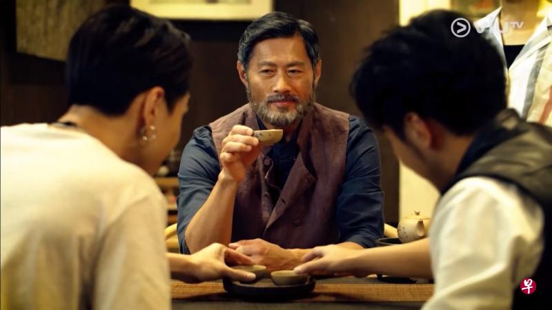 黄德斌(中)饰演历经沧桑的黑帮老大。 黄德斌(中)饰演历经沧桑的黑帮老大。