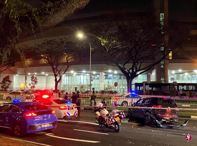 黑色车子撞上路堤后停下,警员过后封锁现场进行调查。(涂健强摄) 黑色车子撞上路堤后停下,警员过后封锁现场进行调查。(涂健强摄)