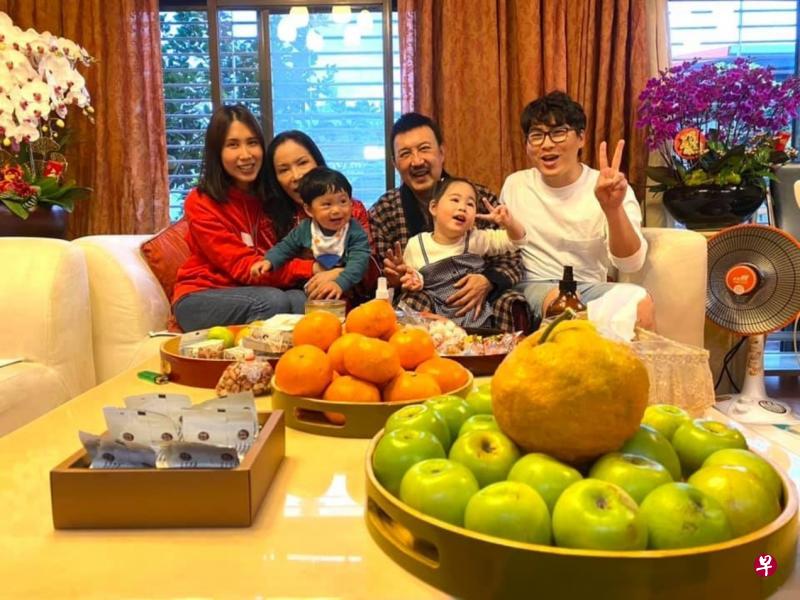 余苑绮(左一)分享三代同堂照,期许自己“关关难过关关过”。(面簿图) 余苑绮(左一)分享三代同堂照,期许自己“关关难过关关过”。(面簿图)