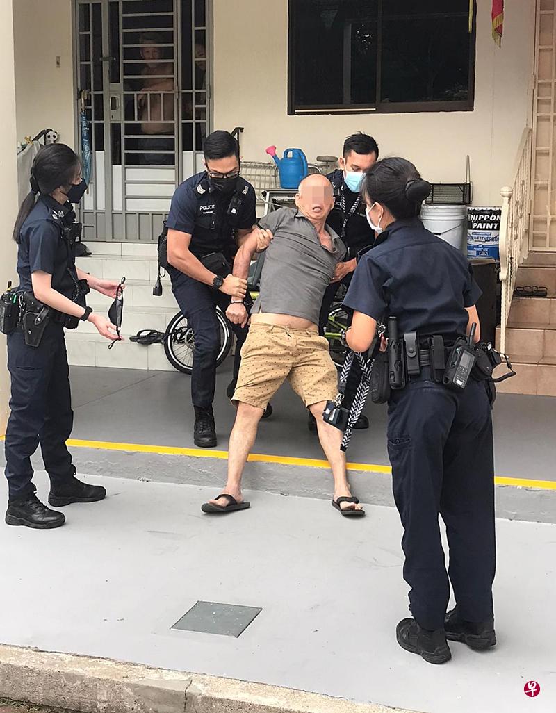 女警递上口罩,阿叔仍不配合。(读者提供) 女警递上口罩,阿叔仍不配合。(读者提供)