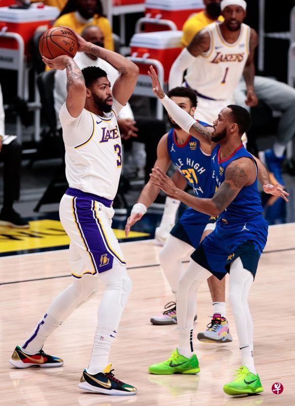 无论进攻还是防守,戴维斯(左)都是湖人队中极为重要的一员。(今日美国) 无论进攻还是防守,戴维斯(左)都是湖人队中极为重要的一员。(今日美国)