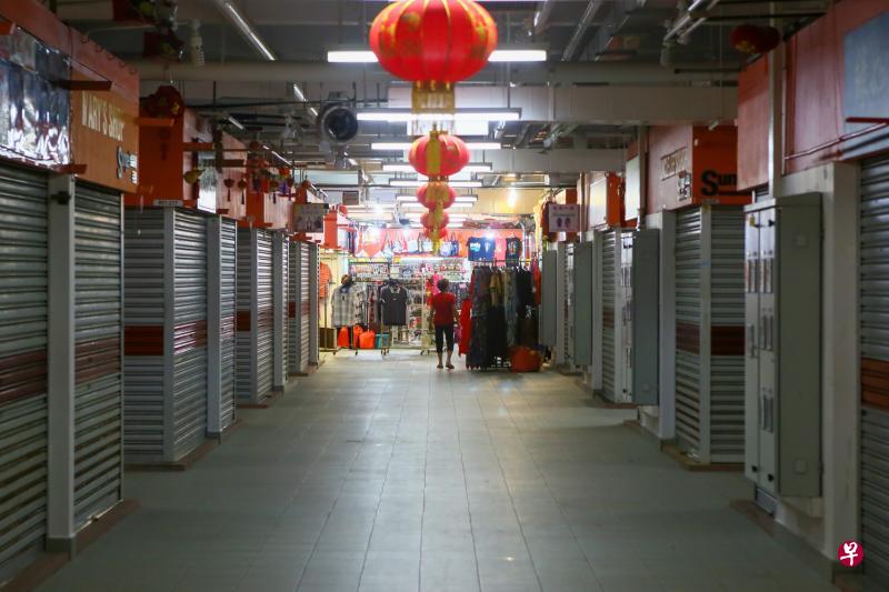 牛车水大厦里的摊位因农历新年关系,大多数都还没有开门营业。(施策文摄) 牛车水大厦里的摊位因农历新年关系,大多数都还没有开门营业。(施策文摄)