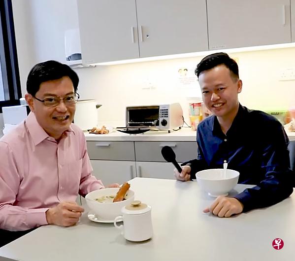 王瑞杰(左)和财政部同事一同享用皮蛋花生粥。(视频截图) 王瑞杰(左)和财政部同事一同享用皮蛋花生粥。(视频截图)