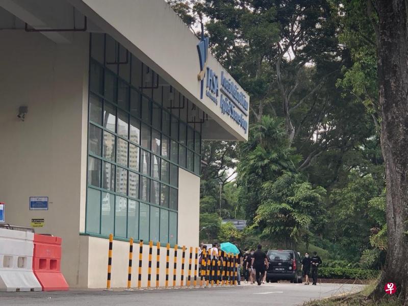 今午其中三名死者的家属都到殓尸房办理手续,领取遗体。(杨量而摄) 今午其中三名死者的家属都到殓尸房办理手续,领取遗体。(杨量而摄)