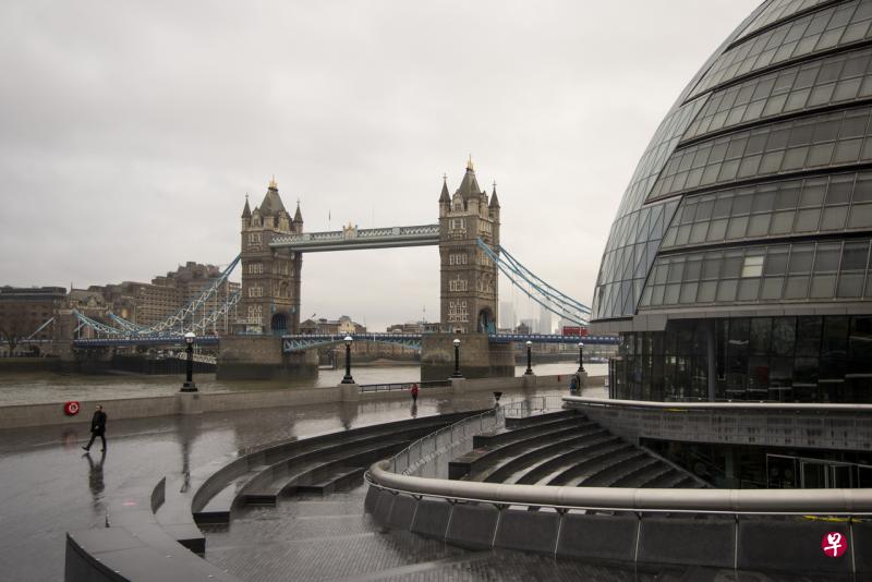 英格兰公共卫生局医务主任多伊尔说，目前没有证据显示B.1.525变种冠病病毒会引起更严重疾病或具有更强传播性。（彭博社） 