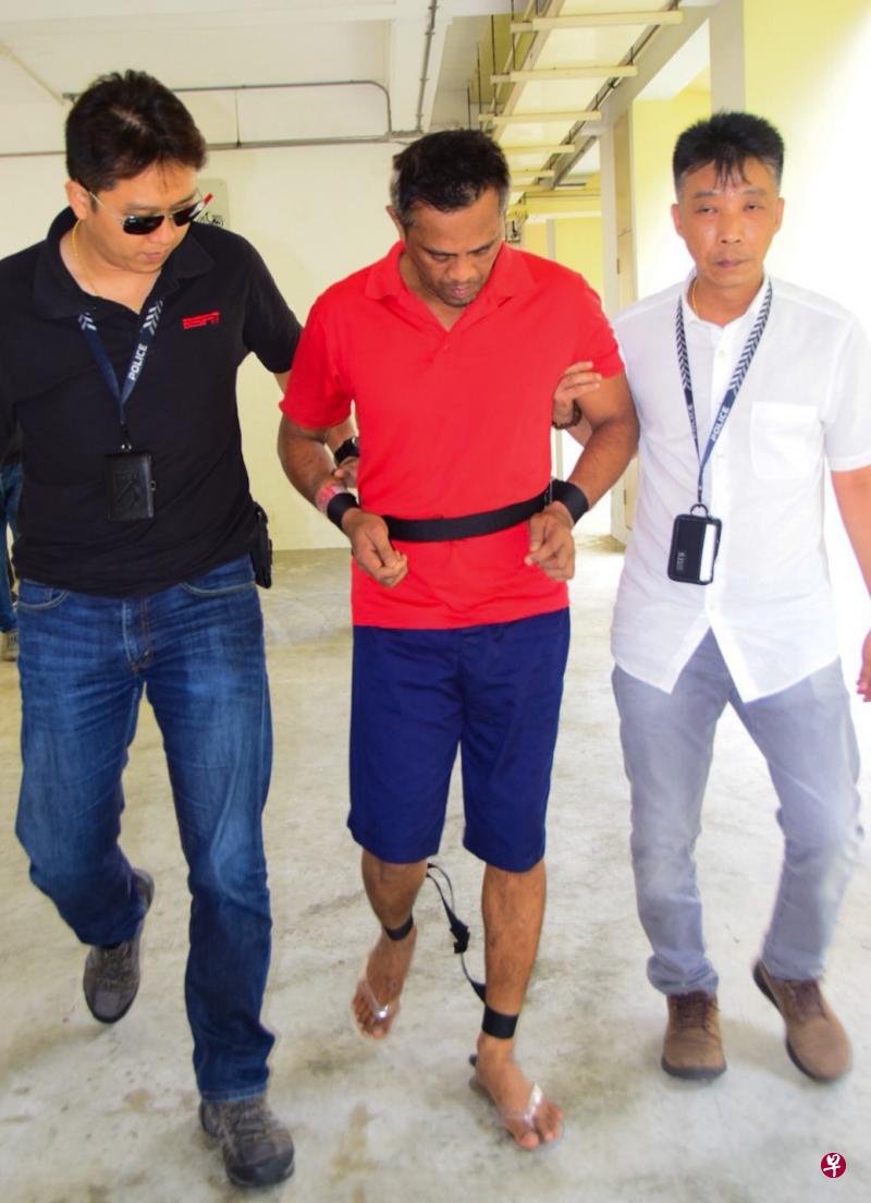 案发后,被告罗斯利被押回现场重组案情,全程低头不语。(档案照片) 案发后,被告罗斯利被押回现场重组案情,全程低头不语。(档案照片)