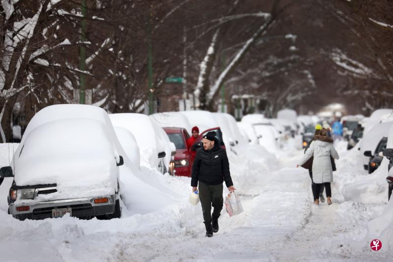 芝加哥部分地区的积雪超过43公分，许多汽车完全被雪堆覆盖。（法新社） 