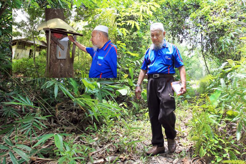 哈伦老邮差过去近20年往返乌敏岛送信，不仅要搭船还要走泥路，送信过程不简单。（档案照）