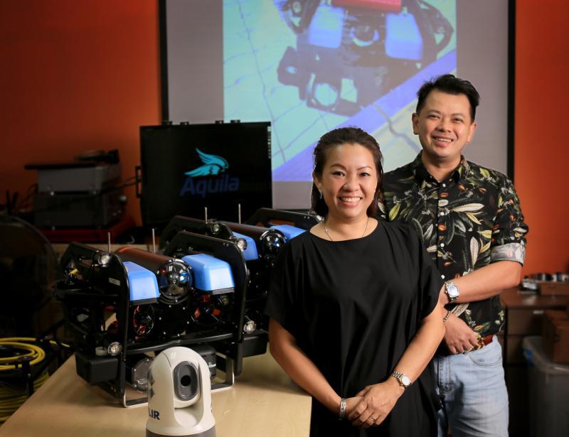 徐庆玲(左)与张凯胜共同创办Aquila Nova,专为岸外海事及油气领域提供工程监测仪器,公司曾利用采购订单融资来周转。(龙国雄摄) 徐庆玲(左)与张凯胜共同创办Aquila Nova,专为岸外海事及油气领域提供工程监测仪器,公司曾利用采购订单融资来周转。(龙国雄摄)
