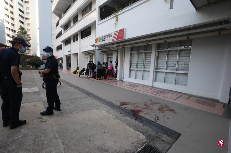 一名女子前晚在组屋楼下一家幼教中心前遭人袭击,记者隔天早上走访现场仍看见血迹。(唐家鸿摄) 一名女子前晚在组屋楼下一家幼教中心前遭人袭击,记者隔天早上走访现场仍看见血迹。(唐家鸿摄)