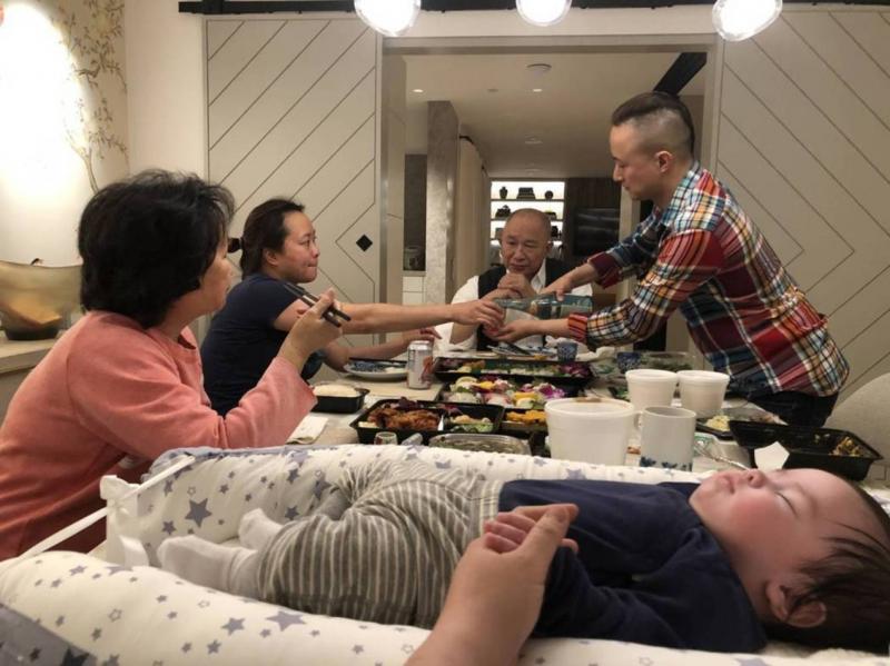 吴宇森一家欢喜相聚吃年夜饭。(互联网) 吴宇森一家欢喜相聚吃年夜饭。(互联网)