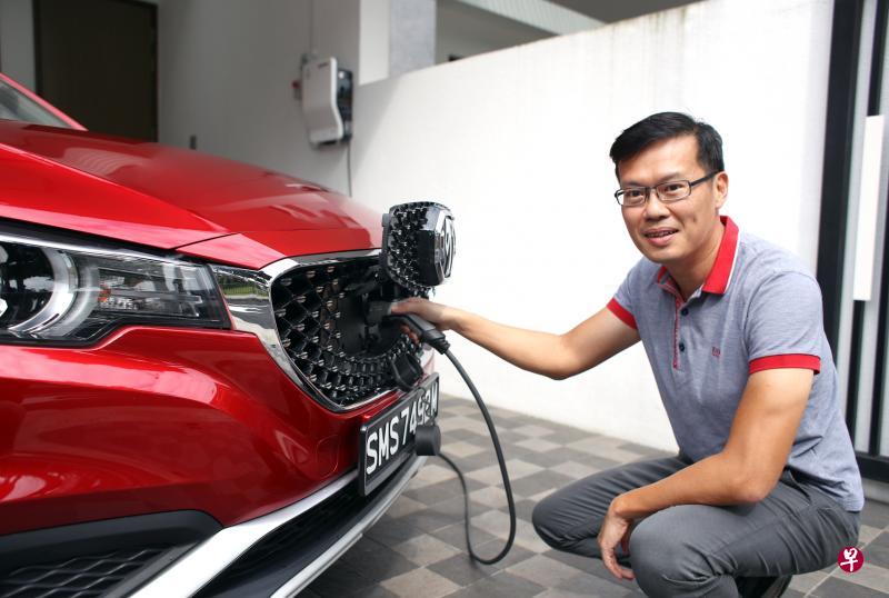 ▲杨宇淋去年2月购买了一辆名爵MG ZS电动休旅车,并在住家中安装充电设施,让他一年可省下约3000元的添油费。(李健玮摄) ▲杨宇淋去年2月购买了一辆名爵MG ZS电动休旅车,并在住家中安装充电设施,让他一年可省下约3000元的添油费。(李健玮摄)