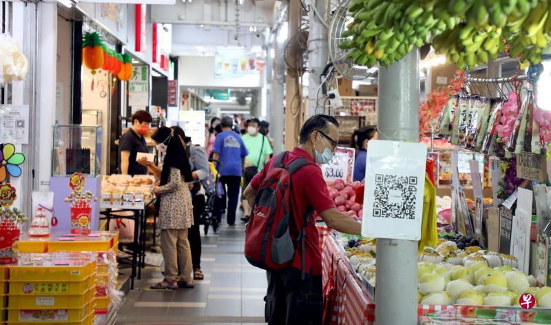 政府将向130万户本地家庭发放每户100元的社理会生活补助券,鼓励国人到邻里消费。(何炳耀摄) 政府将向130万户本地家庭发放每户100元的社理会生活补助券,鼓励国人到邻里消费。(何炳耀摄)