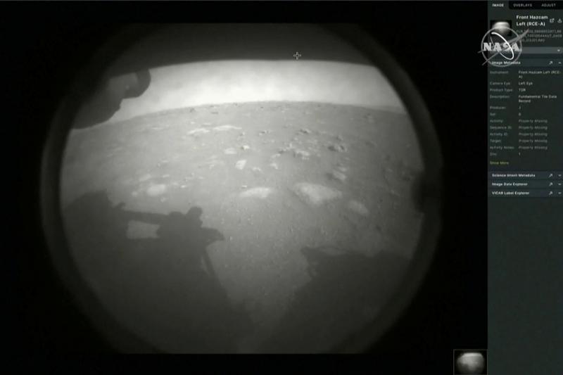 毅力号火星车在火星成功着陆后,向美国宇航局位于加州的喷射推进实验室发回了首批照片。(路透社) 毅力号火星车在火星成功着陆后,向美国宇航局位于加州的喷射推进实验室发回了首批照片。(路透社)