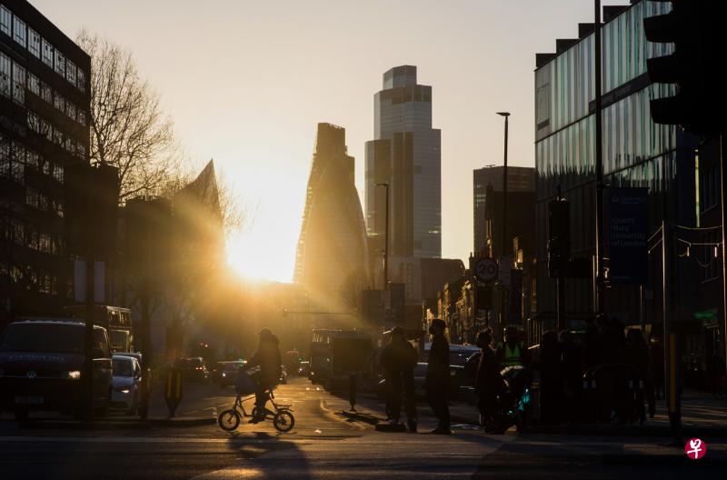 英国政府周五表示,英国近一周的每日新增感染率估计为负6%至负3%,低于上周的负5%至负2%的范围。(彭博社) 英国政府周五表示,英国近一周的每日新增感染率估计为负6%至负3%,低于上周的负5%至负2%的范围。(彭博社)