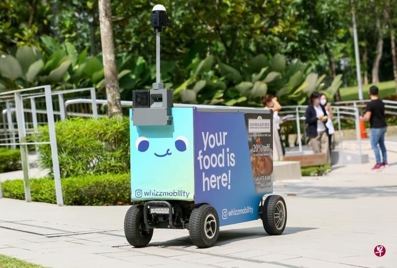 南洋理工大学校园内的Foodbot送餐机器人,过去七个月为师生免费派送超过6000份餐食。(施策文摄) 南洋理工大学校园内的Foodbot送餐机器人,过去七个月为师生免费派送超过6000份餐食。(施策文摄)