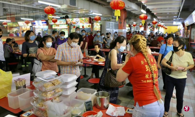 昨天是年初七人日,牛车水大厦的老字号鱼生摊位“珍姐美食”顾客络绎不绝。摊主刘燕芬说,今年为人日准备了约1300份鱼生,整体生意比去年多了5%至10%。(龙国雄摄) 昨天是年初七人日,牛车水大厦的老字号鱼生摊位“珍姐美食”顾客络绎不绝。摊主刘燕芬说,今年为人日准备了约1300份鱼生,整体生意比去年多了5%至10%。(龙国雄摄)