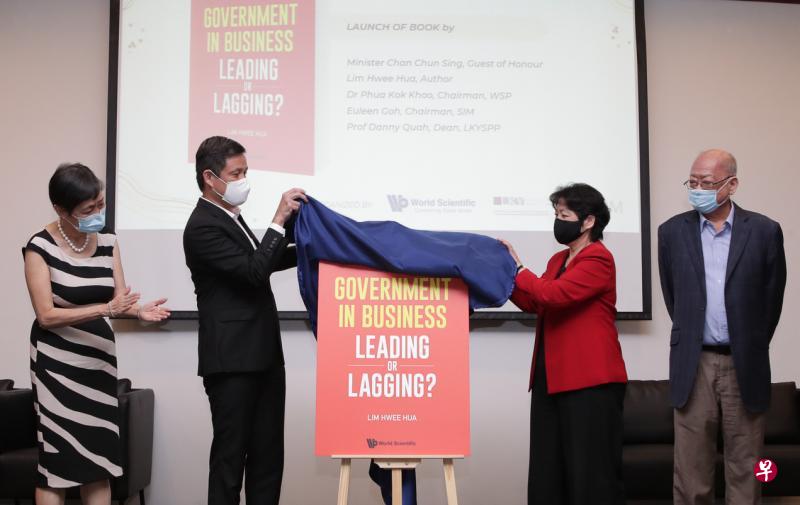 贸工部长陈振声(左二)昨天参加了前内阁部长陈惠华(右二)的新书《引领或滞后:市场中的政府角色》发布会,同台的包括新加坡管理学院管理委员会主席吴幼娟(左一)和世界科技出版公司主席兼总编辑潘国驹教授。(蔡家增摄) 贸工部长陈振声(左二)昨天参加了前内阁部长陈惠华(右二)的新书《引领或滞后:市场中的政府角色》发布会,同台的包括新加坡管理学院管理委员会主席吴幼娟(左一)和世界科技出版公司主席兼总编辑潘国驹教授。(蔡家增摄)