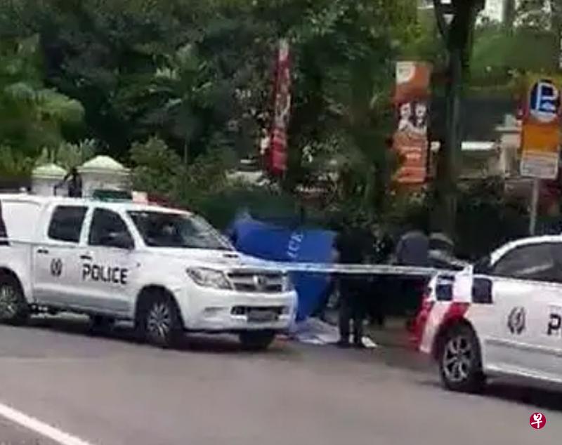 司机在车内昏迷,医护人员抵达后为他进行心肺复苏术,但抢救无效。(取自网络) 司机在车内昏迷,医护人员抵达后为他进行心肺复苏术,但抢救无效。(取自网络)